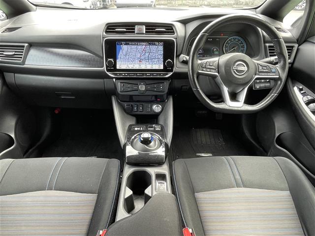 リーフ Ｘ　Ｖセレクション　３６０°カメラ　踏み間違い防止装置　ＬＥＤランプ　オートライト　インテリキー　レーンキープアシスト　サイドエアバッグ　パワーウィンドウ　ＡＢＳ　メモリ－ナビ　ナビ＆ＴＶ　オートエアコン　キーフリー（4枚目）