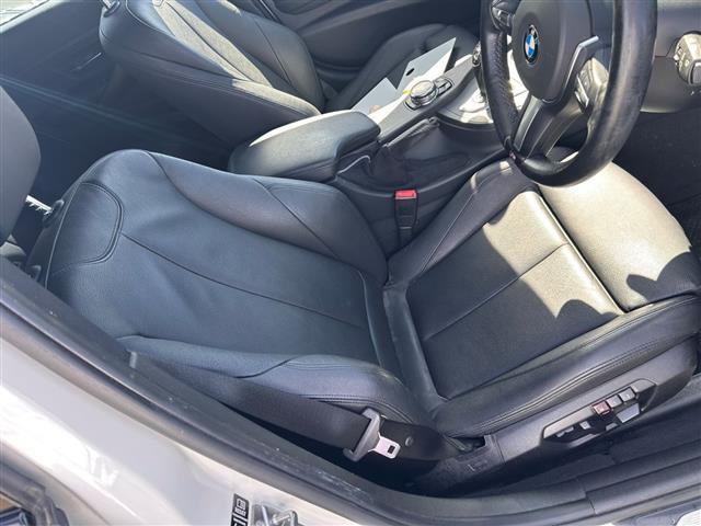３シリーズ ３２０ｉツーリング　Ｍスポーツ　純正ナビ　インテリジェントセーフティー　クルコン　ＥＴＣ　Ｂｌｕｅｔｏｏｔｈ　メモリー付シート　シートヒーター　コンフォートアクセス　純正１８インチＡＷ　社外マフラー（5枚目）