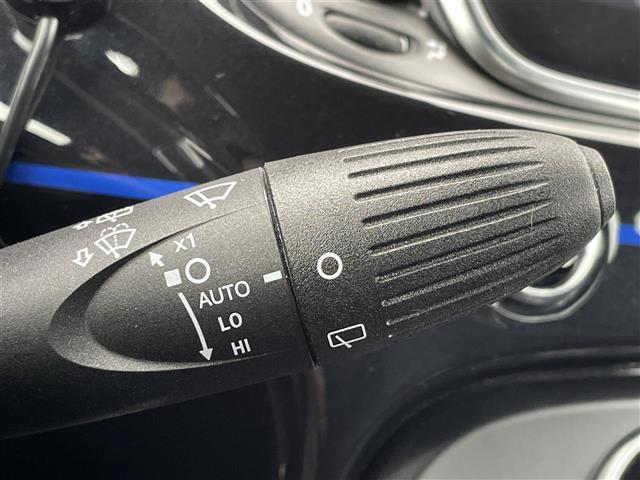 アバルト５９５ ベースグレード　２０台限定車　左ハンドル　５速マニュアル　レコードモンツァマフラー　ディスプレイオーディオ　ＡｐｐｌｅＣａｒＰｌａｙ　専用シート　専用１７インチアルミホイール　ネロスコルピオーネ／ブルポディオ（6枚目）