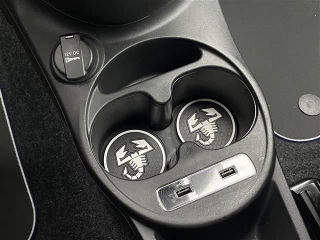 アバルト５９５ ベースグレード　２０台限定車　左ハンドル　５速マニュアル　レコードモンツァマフラー　ディスプレイオーディオ　ＡｐｐｌｅＣａｒＰｌａｙ　専用シート　専用１７インチアルミホイール　ネロスコルピオーネ／ブルポディオ（16枚目）