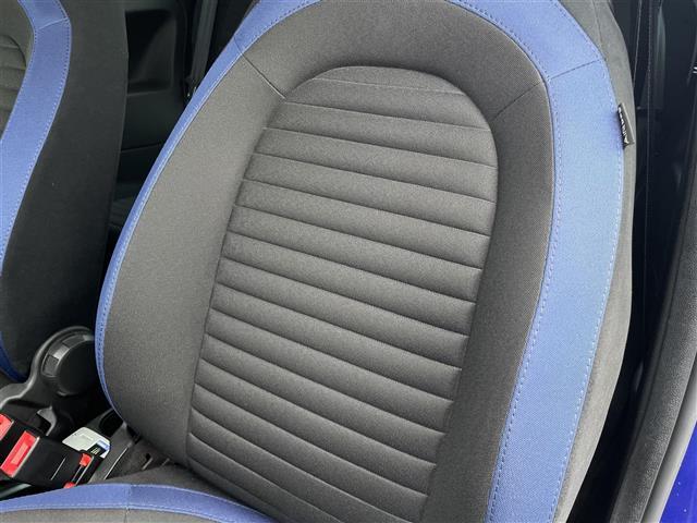 アバルト５９５ ベースグレード　２０台限定車　左ハンドル　５速マニュアル　レコードモンツァマフラー　ディスプレイオーディオ　ＡｐｐｌｅＣａｒＰｌａｙ　専用シート　専用１７インチアルミホイール　ネロスコルピオーネ／ブルポディオ（21枚目）