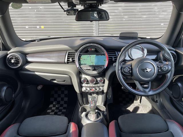 ＭＩＮＩ ジョンクーパーワークス　純正１８ＡＷ　中期　ＨＵＤ　電子シフト　ＡＣＣ　タッチ操作可能純正ナビ　バックカメラ　ミラー型ＥＴＣ　シートヒーター　ＬＥＤヘッドライト　レベルグリーン　専用レッドキャリパー　前後ドライブレコーダー（5枚目）