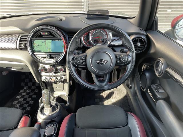 ＭＩＮＩ ジョンクーパーワークス　純正１８ＡＷ　中期　ＨＵＤ　電子シフト　ＡＣＣ　タッチ操作可能純正ナビ　バックカメラ　ミラー型ＥＴＣ　シートヒーター　ＬＥＤヘッドライト　レベルグリーン　専用レッドキャリパー　前後ドライブレコーダー（7枚目）