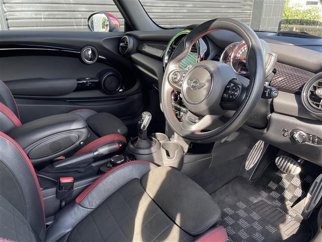 ＭＩＮＩ ジョンクーパーワークス　純正１８ＡＷ　中期　ＨＵＤ　電子シフト　ＡＣＣ　タッチ操作可能純正ナビ　バックカメラ　ミラー型ＥＴＣ　シートヒーター　ＬＥＤヘッドライト　レベルグリーン　専用レッドキャリパー　前後ドライブレコーダー（28枚目）