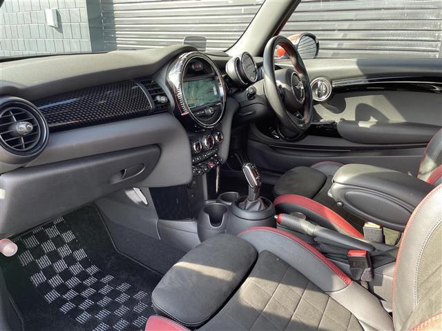 ＭＩＮＩ ジョンクーパーワークス　純正１８ＡＷ　中期　ＨＵＤ　電子シフト　ＡＣＣ　タッチ操作可能純正ナビ　バックカメラ　ミラー型ＥＴＣ　シートヒーター　ＬＥＤヘッドライト　レベルグリーン　専用レッドキャリパー　前後ドライブレコーダー（34枚目）