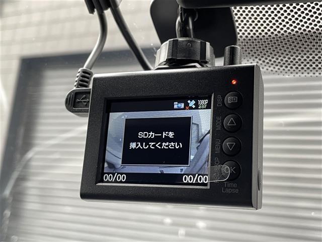 マットブラックにホワイトのＬＩＢＥＲＡＬＡのロゴの建物と看板が目印です。