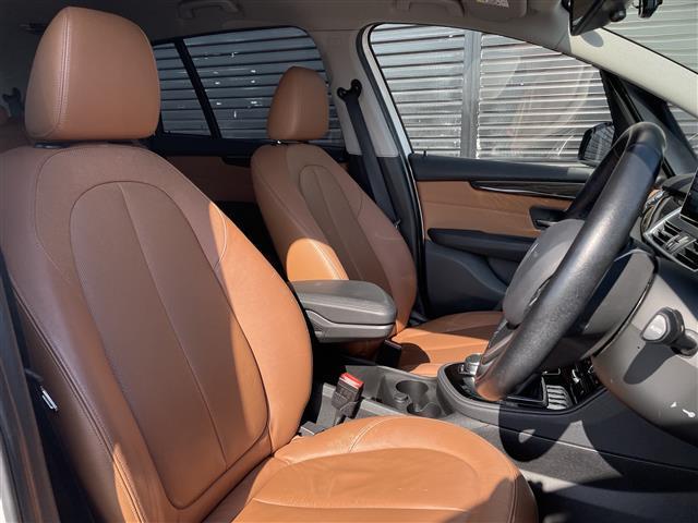 ２シリーズ ２１８ｄグランツアラー　ラグジュアリー　茶革　パワーシート　純正ナビ　シートヒーター　コンフォートアクセス　バックカメラ　コーナーセンサー　インテリジェントセーフティー　パワーバックドア　ミラー一体型ＥＴＣ　純正１７インチアルミホイール（24枚目）