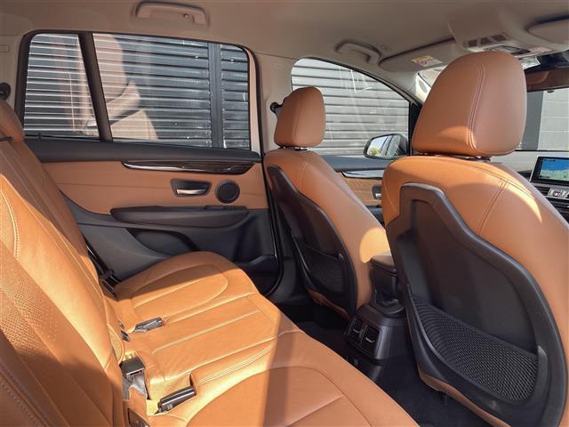 ２シリーズ ２１８ｄグランツアラー　ラグジュアリー　茶革　パワーシート　純正ナビ　シートヒーター　コンフォートアクセス　バックカメラ　コーナーセンサー　インテリジェントセーフティー　パワーバックドア　ミラー一体型ＥＴＣ　純正１７インチアルミホイール（26枚目）