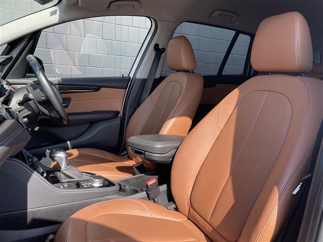 ２シリーズ ２１８ｄグランツアラー　ラグジュアリー　茶革　パワーシート　純正ナビ　シートヒーター　コンフォートアクセス　バックカメラ　コーナーセンサー　インテリジェントセーフティー　パワーバックドア　ミラー一体型ＥＴＣ　純正１７インチアルミホイール（30枚目）