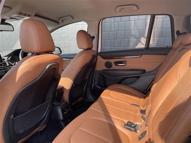 ２シリーズ ２１８ｄグランツアラー　ラグジュアリー　茶革　パワーシート　純正ナビ　シートヒーター　コンフォートアクセス　バックカメラ　コーナーセンサー　インテリジェントセーフティー　パワーバックドア　ミラー一体型ＥＴＣ　純正１７インチアルミホイール（31枚目）