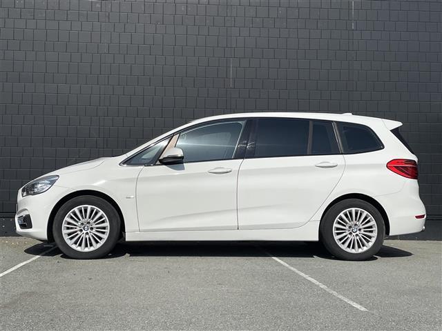 ２シリーズ ２１８ｄグランツアラー　ラグジュアリー　茶革　パワーシート　純正ナビ　シートヒーター　コンフォートアクセス　バックカメラ　コーナーセンサー　インテリジェントセーフティー　パワーバックドア　ミラー一体型ＥＴＣ　純正１７インチアルミホイール（40枚目）