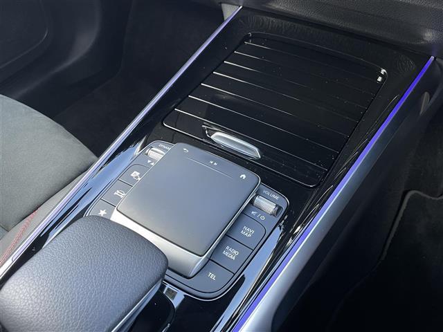 GLB GLB200d 4マチック AMGラインパッケージ ワンオーナー サンルーフ ACC 純正ナビ 360°カメラ 純正ドラレコ ETC ハーフレザーシート シートヒーター LEDライト アンビエントライト 純正19インチAW 純正アルミ付スタッドレス(16枚目)