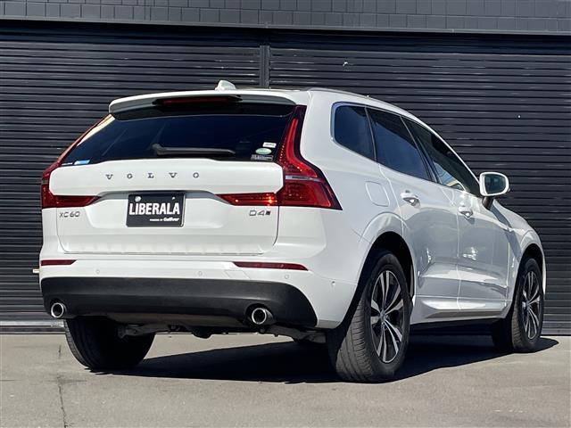 ＸＣ６０ Ｄ４　ＡＷＤ　モーメンタム　ワンオーナー　白革　純正ナビ　ハンドルヒーター　シートヒーター　パワーシート　カープレイ　全方位カメラ　フルセグＴＶ　純正１８インチＡＷ　電動リアゲート　インテリセーフ　ＡＣＣ　Ｂｌｕｅｔｏｏｔｈ（6枚目）