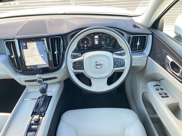 ＸＣ６０ Ｄ４　ＡＷＤ　モーメンタム　ワンオーナー　白革　純正ナビ　ハンドルヒーター　シートヒーター　パワーシート　カープレイ　全方位カメラ　フルセグＴＶ　純正１８インチＡＷ　電動リアゲート　インテリセーフ　ＡＣＣ　Ｂｌｕｅｔｏｏｔｈ（7枚目）