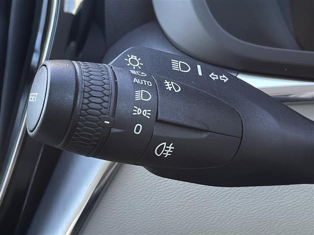 ＸＣ６０ Ｄ４　ＡＷＤ　モーメンタム　ワンオーナー　白革　純正ナビ　ハンドルヒーター　シートヒーター　パワーシート　カープレイ　全方位カメラ　フルセグＴＶ　純正１８インチＡＷ　電動リアゲート　インテリセーフ　ＡＣＣ　Ｂｌｕｅｔｏｏｔｈ（9枚目）