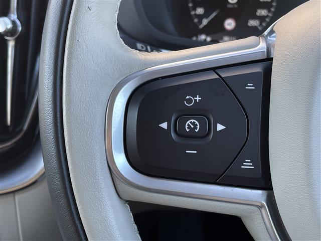 ＸＣ６０ Ｄ４　ＡＷＤ　モーメンタム　ワンオーナー　白革　純正ナビ　ハンドルヒーター　シートヒーター　パワーシート　カープレイ　全方位カメラ　フルセグＴＶ　純正１８インチＡＷ　電動リアゲート　インテリセーフ　ＡＣＣ　Ｂｌｕｅｔｏｏｔｈ（10枚目）