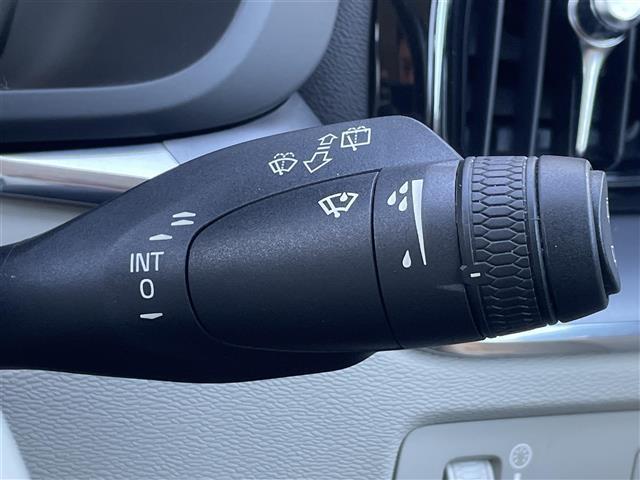 ＸＣ６０ Ｄ４　ＡＷＤ　モーメンタム　ワンオーナー　白革　純正ナビ　ハンドルヒーター　シートヒーター　パワーシート　カープレイ　全方位カメラ　フルセグＴＶ　純正１８インチＡＷ　電動リアゲート　インテリセーフ　ＡＣＣ　Ｂｌｕｅｔｏｏｔｈ（12枚目）