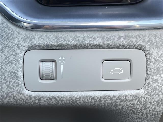 ＸＣ６０ Ｄ４　ＡＷＤ　モーメンタム　ワンオーナー　白革　純正ナビ　ハンドルヒーター　シートヒーター　パワーシート　カープレイ　全方位カメラ　フルセグＴＶ　純正１８インチＡＷ　電動リアゲート　インテリセーフ　ＡＣＣ　Ｂｌｕｅｔｏｏｔｈ（13枚目）