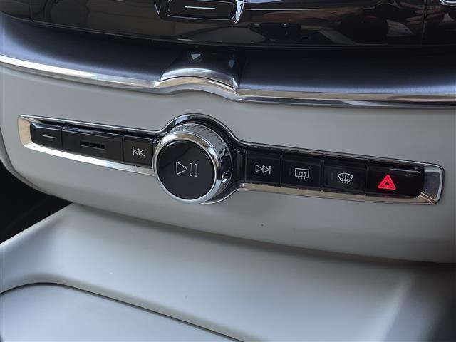 ＸＣ６０ Ｄ４　ＡＷＤ　モーメンタム　ワンオーナー　白革　純正ナビ　ハンドルヒーター　シートヒーター　パワーシート　カープレイ　全方位カメラ　フルセグＴＶ　純正１８インチＡＷ　電動リアゲート　インテリセーフ　ＡＣＣ　Ｂｌｕｅｔｏｏｔｈ（23枚目）