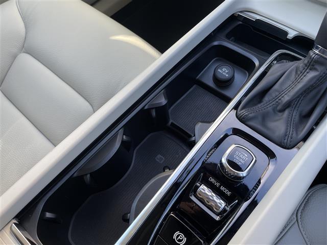 ＸＣ６０ Ｄ４　ＡＷＤ　モーメンタム　ワンオーナー　白革　純正ナビ　ハンドルヒーター　シートヒーター　パワーシート　カープレイ　全方位カメラ　フルセグＴＶ　純正１８インチＡＷ　電動リアゲート　インテリセーフ　ＡＣＣ　Ｂｌｕｅｔｏｏｔｈ（25枚目）