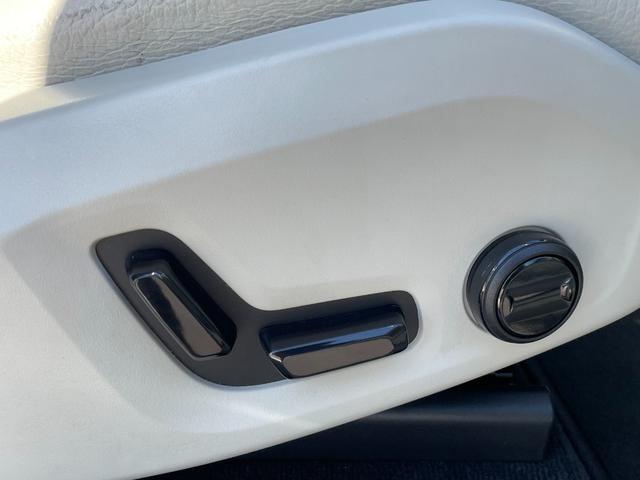 ＸＣ６０ Ｄ４　ＡＷＤ　モーメンタム　ワンオーナー　白革　純正ナビ　ハンドルヒーター　シートヒーター　パワーシート　カープレイ　全方位カメラ　フルセグＴＶ　純正１８インチＡＷ　電動リアゲート　インテリセーフ　ＡＣＣ　Ｂｌｕｅｔｏｏｔｈ（34枚目）
