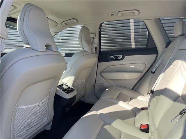 ＸＣ６０ Ｄ４　ＡＷＤ　モーメンタム　ワンオーナー　白革　純正ナビ　ハンドルヒーター　シートヒーター　パワーシート　カープレイ　全方位カメラ　フルセグＴＶ　純正１８インチＡＷ　電動リアゲート　インテリセーフ　ＡＣＣ　Ｂｌｕｅｔｏｏｔｈ（45枚目）