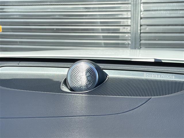 Ｖ６０ Ｂ５　インスクリプション　ワンオーナー　サンルーフ　Ｂｏｗｅｒｓ＆Ｗｉｌｋｉｎｓ　全席シートヒーター　ステアリングヒーター　純正ナビ　全方位カメラ　カープレイ　シートベンチ　純正１８インチアルミ　パイロットアシスト　ＬＥＤ（8枚目）