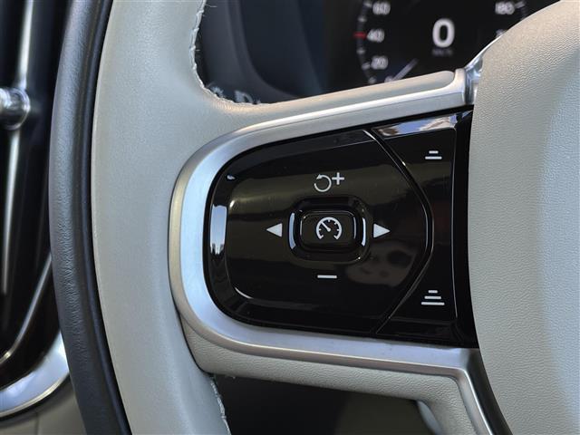 Ｖ６０ Ｂ５　インスクリプション　ワンオーナー　サンルーフ　Ｂｏｗｅｒｓ＆Ｗｉｌｋｉｎｓ　全席シートヒーター　ステアリングヒーター　純正ナビ　全方位カメラ　カープレイ　シートベンチ　純正１８インチアルミ　パイロットアシスト　ＬＥＤ（13枚目）