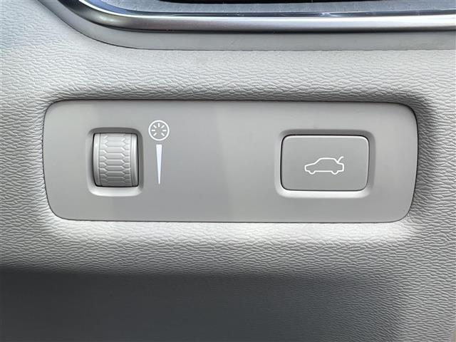 Ｖ６０ Ｂ５　インスクリプション　ワンオーナー　サンルーフ　Ｂｏｗｅｒｓ＆Ｗｉｌｋｉｎｓ　全席シートヒーター　ステアリングヒーター　純正ナビ　全方位カメラ　カープレイ　シートベンチ　純正１８インチアルミ　パイロットアシスト　ＬＥＤ（16枚目）