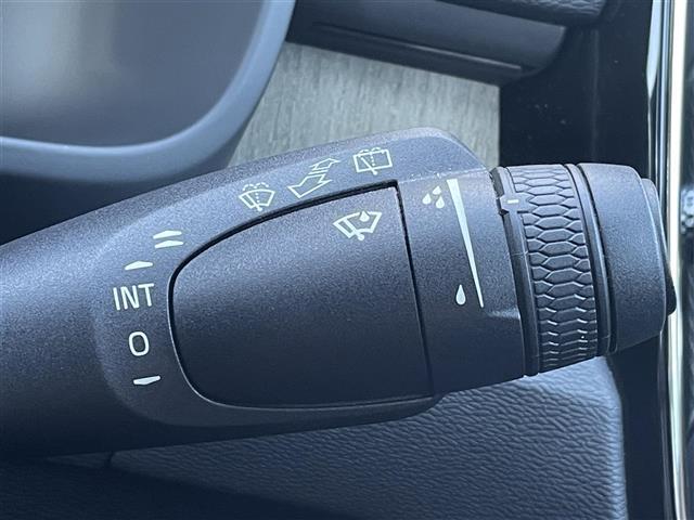 ＸＣ４０ Ｔ４　ＡＷＤ　インスクリプション　ワンオーナー　茶革　ハーマンカードン　オレフォスクリスタルシフトノブ　全席シートヒーター　ハンドルヒーター　パワーシート　電動リアゲート　カープレイ　純正ナビ　全方位カメラ　純正１９インチアルミ（13枚目）