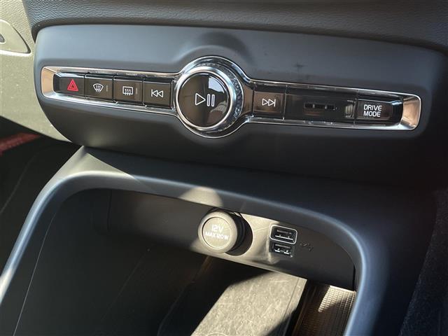 ＸＣ４０ Ｔ４　ＡＷＤ　インスクリプション　ワンオーナー　茶革　ハーマンカードン　オレフォスクリスタルシフトノブ　全席シートヒーター　ハンドルヒーター　パワーシート　電動リアゲート　カープレイ　純正ナビ　全方位カメラ　純正１９インチアルミ（25枚目）