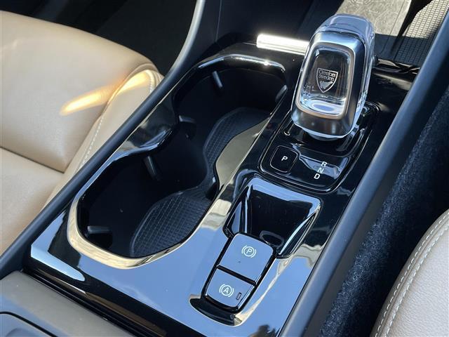 ＸＣ４０ Ｔ４　ＡＷＤ　インスクリプション　ワンオーナー　茶革　ハーマンカードン　オレフォスクリスタルシフトノブ　全席シートヒーター　ハンドルヒーター　パワーシート　電動リアゲート　カープレイ　純正ナビ　全方位カメラ　純正１９インチアルミ（26枚目）