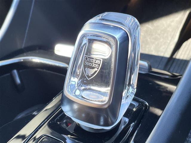 ＸＣ４０ Ｔ４　ＡＷＤ　インスクリプション　ワンオーナー　茶革　ハーマンカードン　オレフォスクリスタルシフトノブ　全席シートヒーター　ハンドルヒーター　パワーシート　電動リアゲート　カープレイ　純正ナビ　全方位カメラ　純正１９インチアルミ（27枚目）