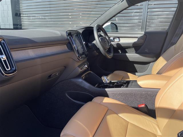 ＸＣ４０ Ｔ４　ＡＷＤ　インスクリプション　ワンオーナー　茶革　ハーマンカードン　オレフォスクリスタルシフトノブ　全席シートヒーター　ハンドルヒーター　パワーシート　電動リアゲート　カープレイ　純正ナビ　全方位カメラ　純正１９インチアルミ（39枚目）