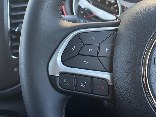 ジープ・コンパス トレイルホーク　限定車　セレクテレインシステム　純正Ｕコネクトナビ　バックカメラ　ＥＴＣ　カープレイ　ハーフレザーシート　純正前後ドライブレコーダー　純正１７インチアルミ　自動緊急ブレーキ　ＡＣＣ　専用インテリア（4枚目）