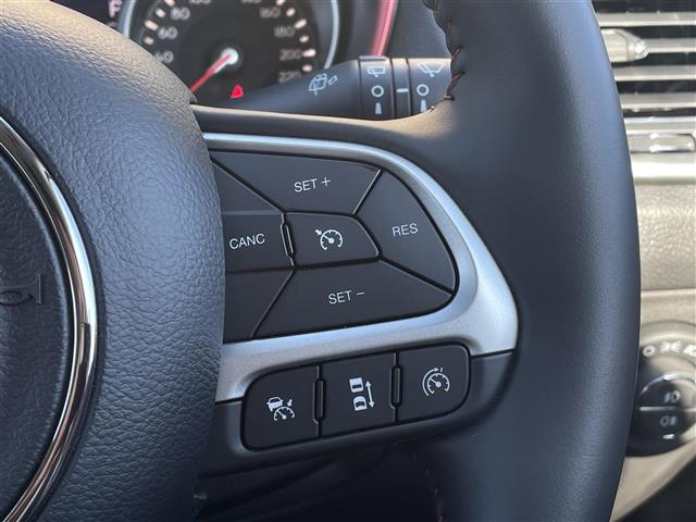 ジープ・コンパス トレイルホーク　限定車　セレクテレインシステム　純正Ｕコネクトナビ　バックカメラ　ＥＴＣ　カープレイ　ハーフレザーシート　純正前後ドライブレコーダー　純正１７インチアルミ　自動緊急ブレーキ　ＡＣＣ　専用インテリア（5枚目）