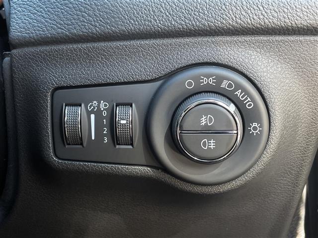 ジープ・コンパス トレイルホーク　限定車　セレクテレインシステム　純正Ｕコネクトナビ　バックカメラ　ＥＴＣ　カープレイ　ハーフレザーシート　純正前後ドライブレコーダー　純正１７インチアルミ　自動緊急ブレーキ　ＡＣＣ　専用インテリア（7枚目）