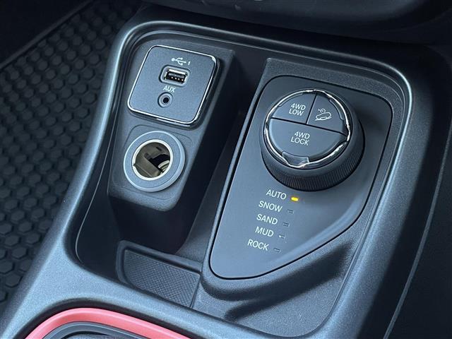 ジープ・コンパス トレイルホーク　限定車　セレクテレインシステム　純正Ｕコネクトナビ　バックカメラ　ＥＴＣ　カープレイ　ハーフレザーシート　純正前後ドライブレコーダー　純正１７インチアルミ　自動緊急ブレーキ　ＡＣＣ　専用インテリア（15枚目）