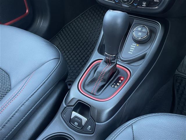 ジープ・コンパス トレイルホーク　限定車　セレクテレインシステム　純正Ｕコネクトナビ　バックカメラ　ＥＴＣ　カープレイ　ハーフレザーシート　純正前後ドライブレコーダー　純正１７インチアルミ　自動緊急ブレーキ　ＡＣＣ　専用インテリア（16枚目）