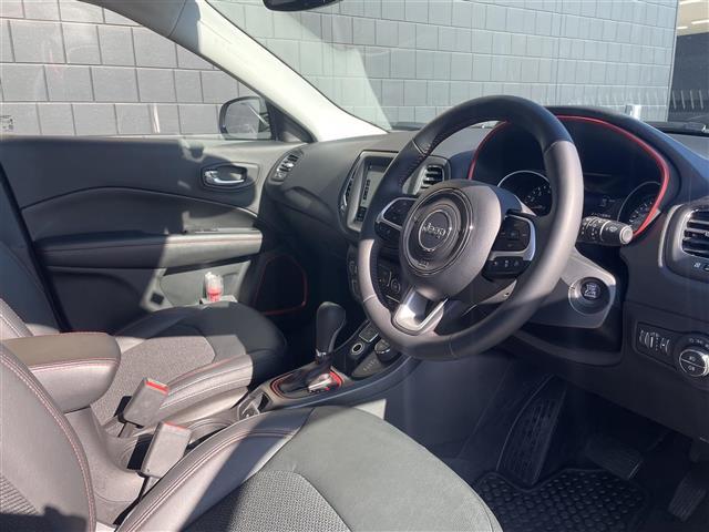 ジープ・コンパス トレイルホーク　限定車　セレクテレインシステム　純正Ｕコネクトナビ　バックカメラ　ＥＴＣ　カープレイ　ハーフレザーシート　純正前後ドライブレコーダー　純正１７インチアルミ　自動緊急ブレーキ　ＡＣＣ　専用インテリア（19枚目）