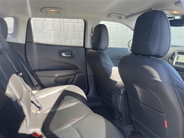 ジープ・コンパス トレイルホーク　限定車　セレクテレインシステム　純正Ｕコネクトナビ　バックカメラ　ＥＴＣ　カープレイ　ハーフレザーシート　純正前後ドライブレコーダー　純正１７インチアルミ　自動緊急ブレーキ　ＡＣＣ　専用インテリア（23枚目）