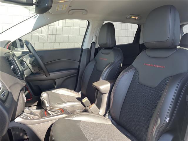 ジープ・コンパス トレイルホーク　限定車　セレクテレインシステム　純正Ｕコネクトナビ　バックカメラ　ＥＴＣ　カープレイ　ハーフレザーシート　純正前後ドライブレコーダー　純正１７インチアルミ　自動緊急ブレーキ　ＡＣＣ　専用インテリア（26枚目）