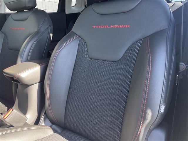 ジープ・コンパス トレイルホーク　限定車　セレクテレインシステム　純正Ｕコネクトナビ　バックカメラ　ＥＴＣ　カープレイ　ハーフレザーシート　純正前後ドライブレコーダー　純正１７インチアルミ　自動緊急ブレーキ　ＡＣＣ　専用インテリア（27枚目）