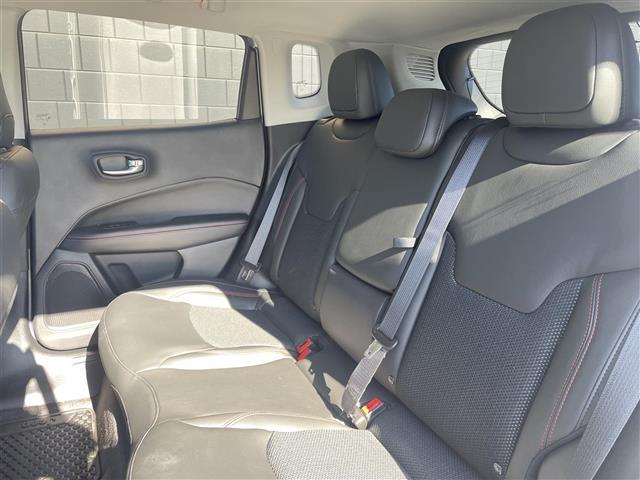 ジープ・コンパス トレイルホーク　限定車　セレクテレインシステム　純正Ｕコネクトナビ　バックカメラ　ＥＴＣ　カープレイ　ハーフレザーシート　純正前後ドライブレコーダー　純正１７インチアルミ　自動緊急ブレーキ　ＡＣＣ　専用インテリア（30枚目）