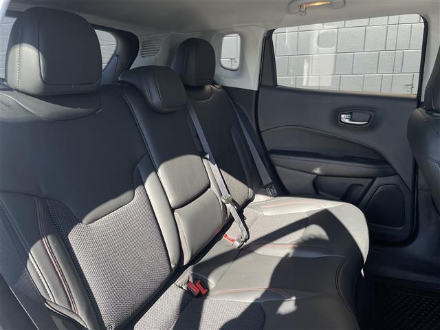 ジープ・コンパス トレイルホーク　限定車　セレクテレインシステム　純正Ｕコネクトナビ　バックカメラ　ＥＴＣ　カープレイ　ハーフレザーシート　純正前後ドライブレコーダー　純正１７インチアルミ　自動緊急ブレーキ　ＡＣＣ　専用インテリア（32枚目）