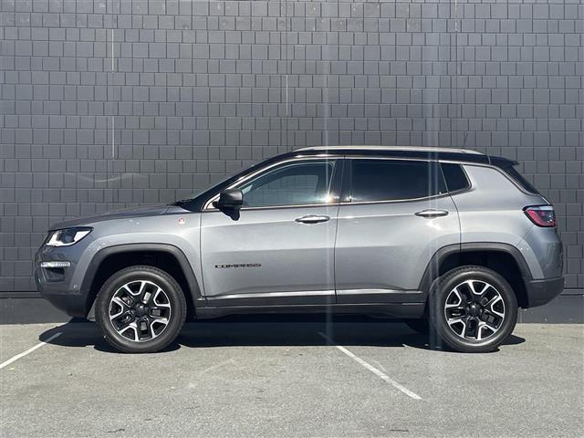 ジープ・コンパス トレイルホーク　限定車　セレクテレインシステム　純正Ｕコネクトナビ　バックカメラ　ＥＴＣ　カープレイ　ハーフレザーシート　純正前後ドライブレコーダー　純正１７インチアルミ　自動緊急ブレーキ　ＡＣＣ　専用インテリア（35枚目）