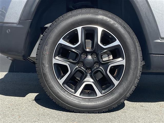 ジープ・コンパス トレイルホーク　限定車　セレクテレインシステム　純正Ｕコネクトナビ　バックカメラ　ＥＴＣ　カープレイ　ハーフレザーシート　純正前後ドライブレコーダー　純正１７インチアルミ　自動緊急ブレーキ　ＡＣＣ　専用インテリア（39枚目）