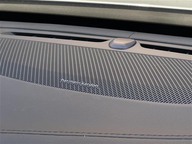 XC90 リチャージ PHV T8 AWD インスクリプション パノラマサンルーフ ブロンド革 ハーマンカードン HUD インテリセーフ 純正前後ドラレコ ACC オレフォスシフト エアサス シートベンチ シートヒーター ハンドルヒーター 純正21AW LED(18枚目)