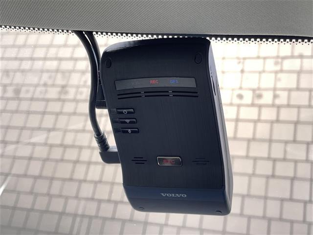 XC90 リチャージ PHV T8 AWD インスクリプション パノラマサンルーフ ブロンド革 ハーマンカードン HUD インテリセーフ 純正前後ドラレコ ACC オレフォスシフト エアサス シートベンチ シートヒーター ハンドルヒーター 純正21AW LED(19枚目)