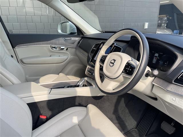 XC90 リチャージ PHV T8 AWD インスクリプション パノラマサンルーフ ブロンド革 ハーマンカードン HUD インテリセーフ 純正前後ドラレコ ACC オレフォスシフト エアサス シートベンチ シートヒーター ハンドルヒーター 純正21AW LED(20枚目)